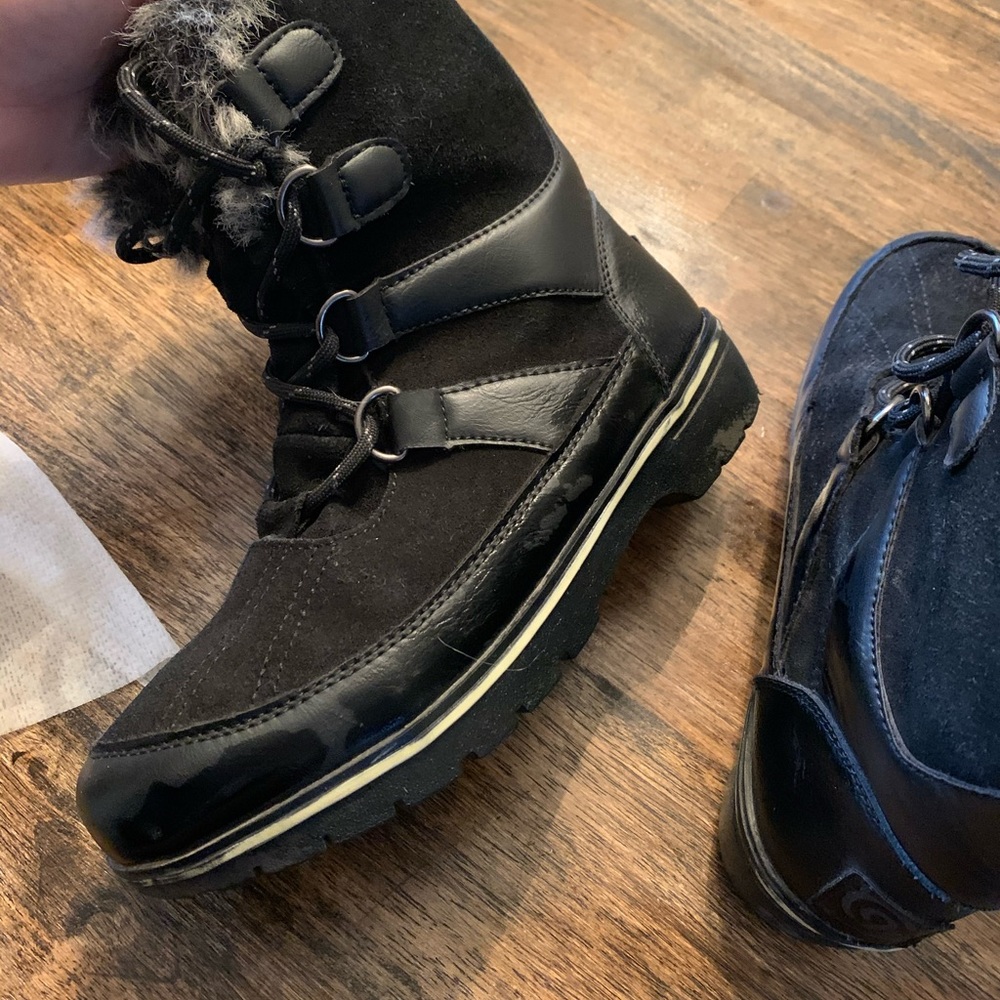 No damages. Great condition women size 6